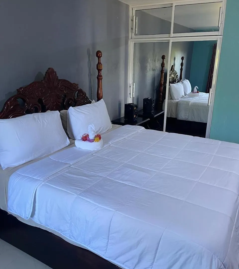Auglo Villa Black River